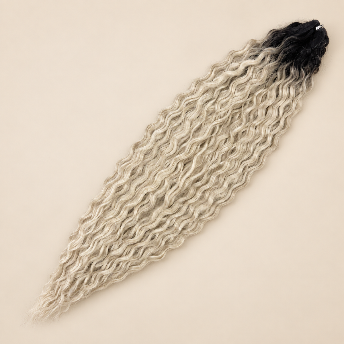 Ariel golvend kanekalon invlechthaar 75 cm 100 g in bruin/blond ombre (kleur TT4/56D) op beige achtergrond