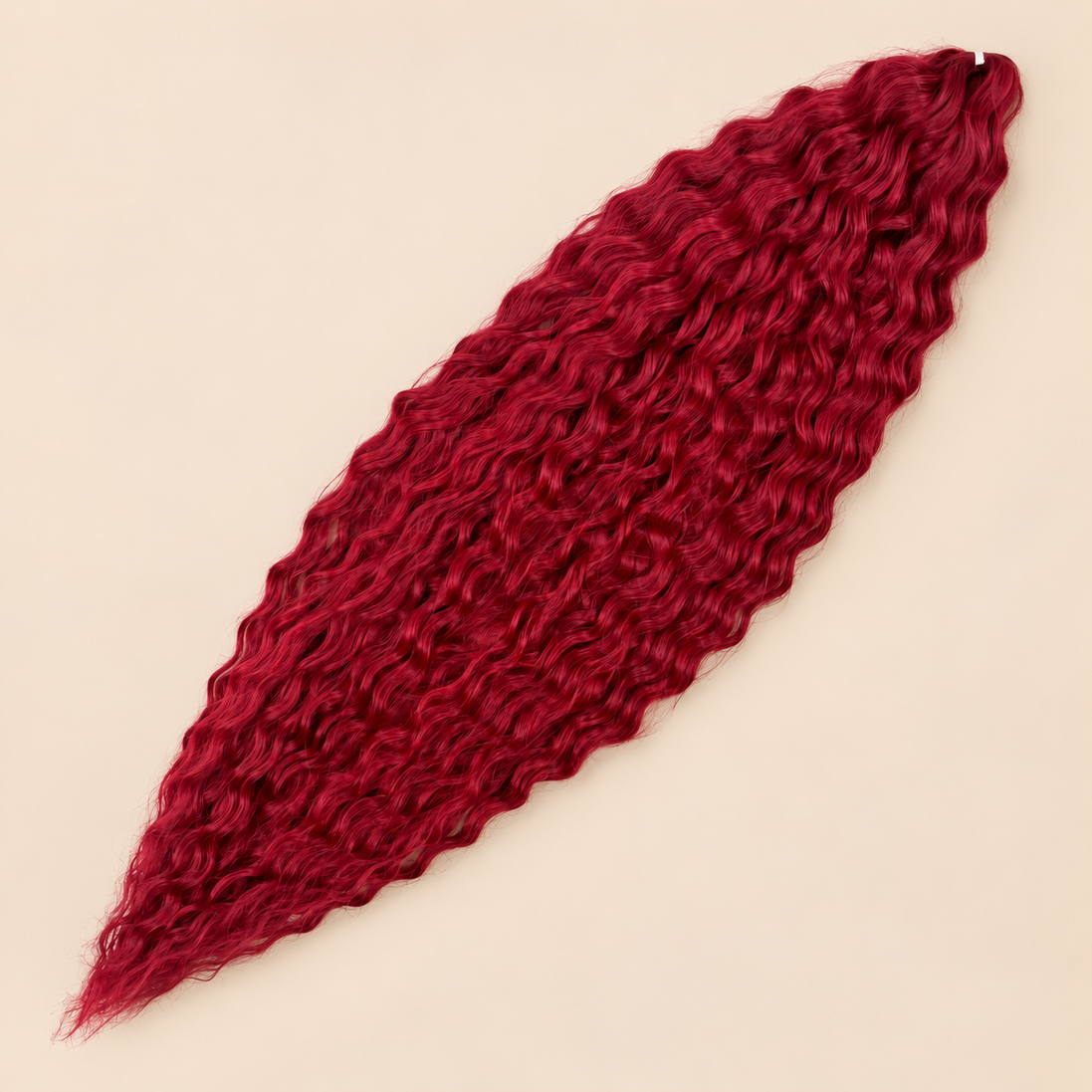 Ariel golvend kanekalon invlechthaar 75 cm 300 g in rood (kleur IRED3) op beige achtergrond