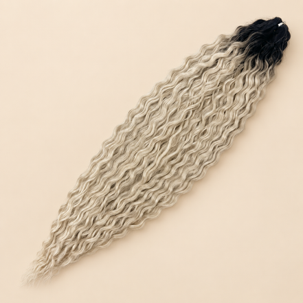 Ariel golvend kanekalon invlechthaar 75 cm 300 g in bruin/blond ombre (kleur TT4/56D) op beige achtergrond