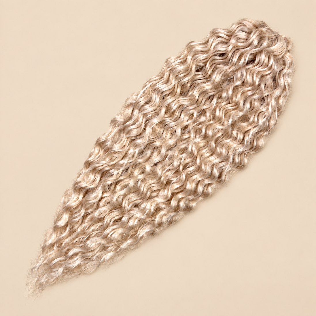 Ariel golvend kanekalon invlechthaar Creamy, 75 cm en 300 gram, op beige achtergrond