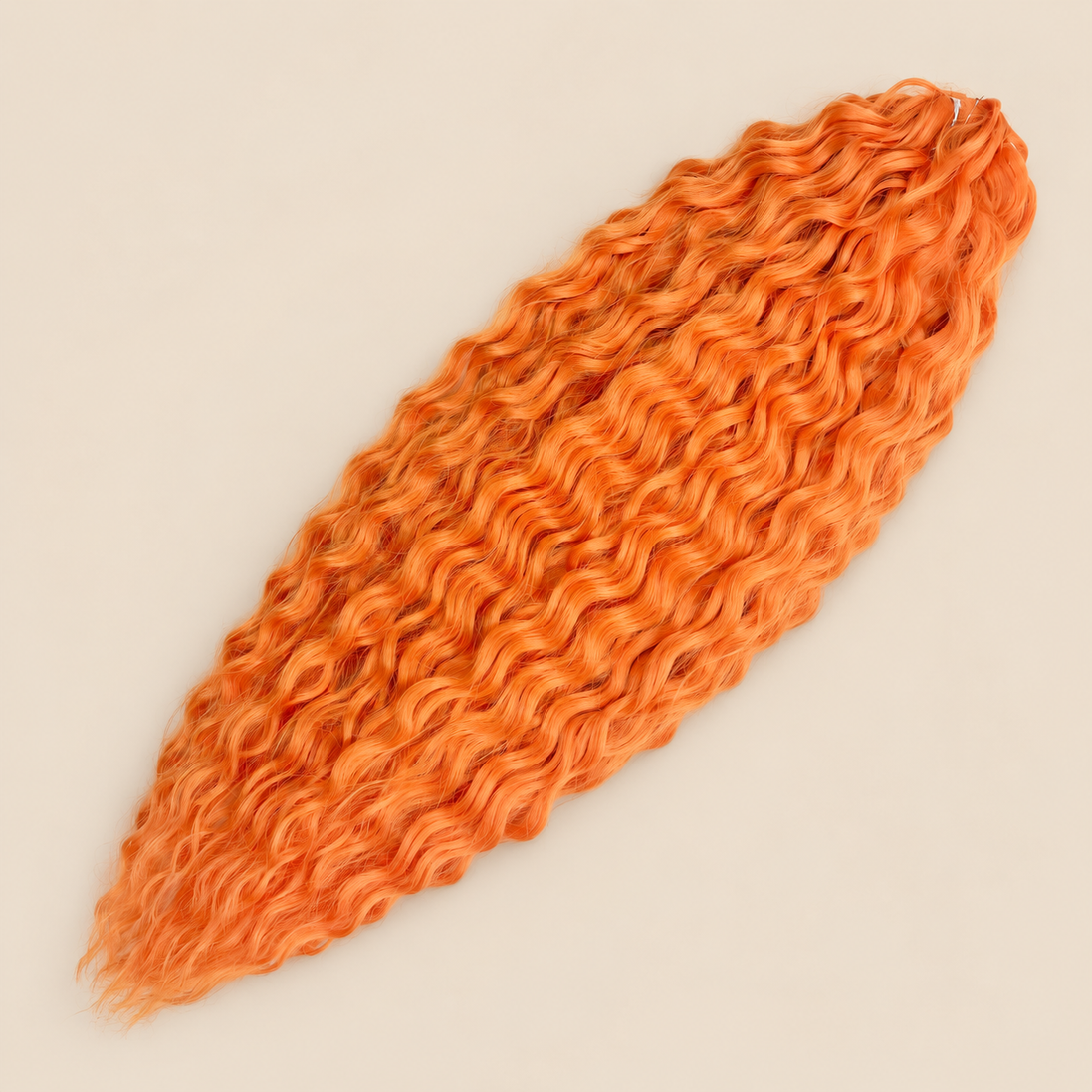 Ariel golvend kanekalon invlechthaar kleur Orange, 55 cm, 100 g op beige achtergrond