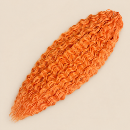 Ariel golvend kanekalon invlechthaar kleur Orange, 55 cm, 100 g op beige achtergrond