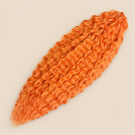 Ariel golvend kanekalon invlechthaar oranje (kleur Orange), 55 cm, 100 g op beige achtergrond