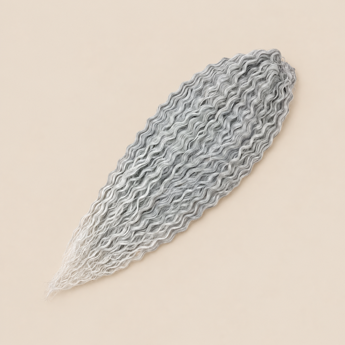 Ariel golvend kanekalon invlechthaar kleur T-Grey31, 75 cm, 100 g op beige achtergrond
