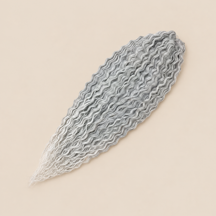 Ariel golvend kanekalon invlechthaar kleur T-Grey31, 75 cm, 100 g op beige achtergrond