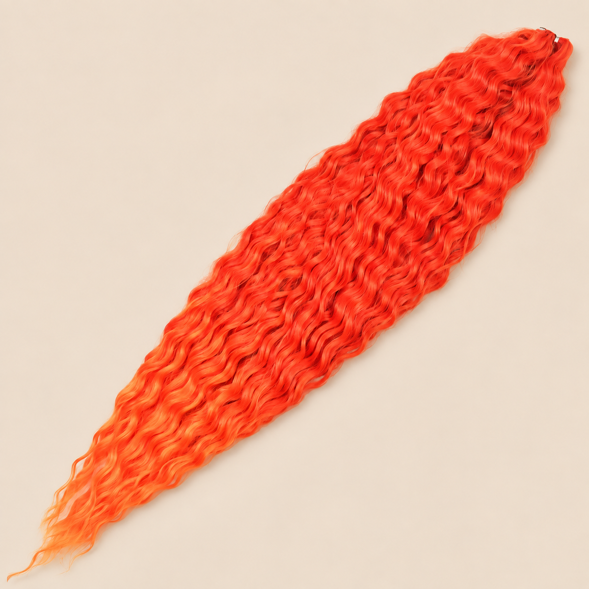 Ariel golvend kanekalon invlechthaar kleur T-Red/Orange, 75 cm, 100 g op beige achtergrond