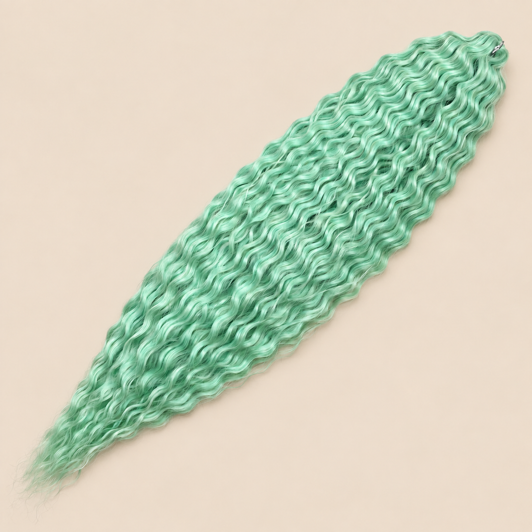 Ariel golvend kanekalon invlechthaar kleur OGreen3, 75 cm, 300 g op beige achtergrond
