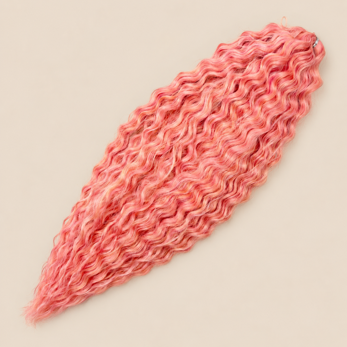 Ariel golvend kanekalon invlechthaar kleur TFC23, 55 cm, 300 g op beige achtergrond
