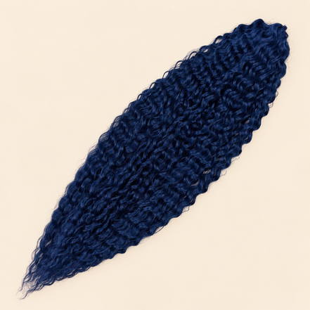 Ariel golvend kanekalon invlechthaar kleur Blueberry, donkerblauw op egale beige achtergrond