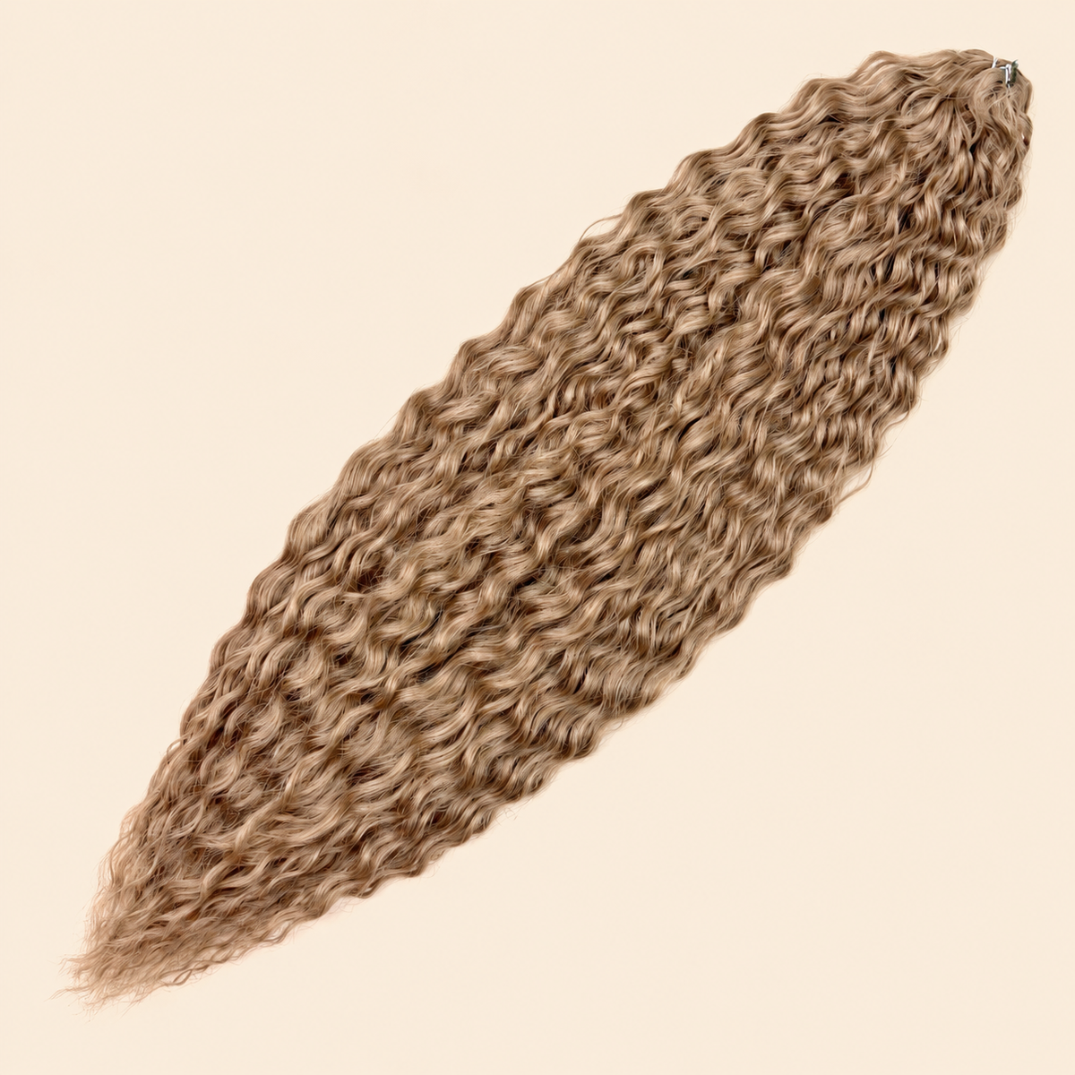 Ariel golvend kanekalon invlechthaar kleur 24A op egale beige achtergrond