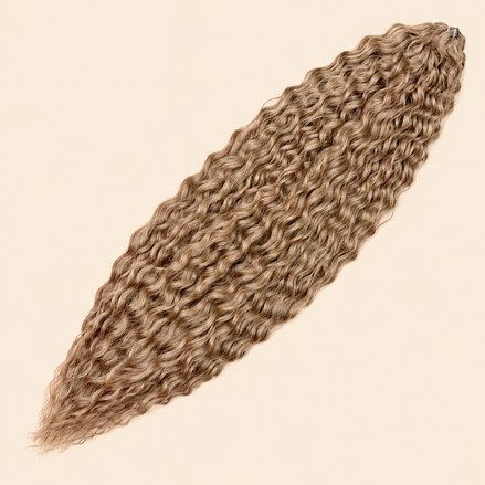 Ariel golvend kanekalon invlechthaar blond (kleur 24A) op egale beige achtergrond