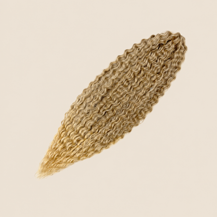 Ariel golvend kanekalon invlechthaar kleur T12/22A op egale beige achtergrond
