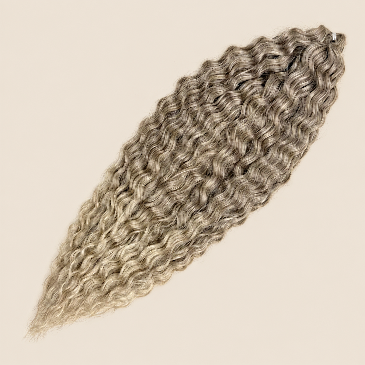 Ariel golvend kanekalon invlechthaar kleur T18/24J op egale beige achtergrond