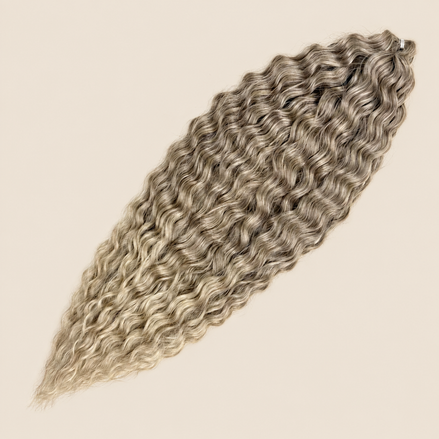 Ariel golvend kanekalon invlechthaar blond ombre (kleur T18/24J) op egale beige achtergrond