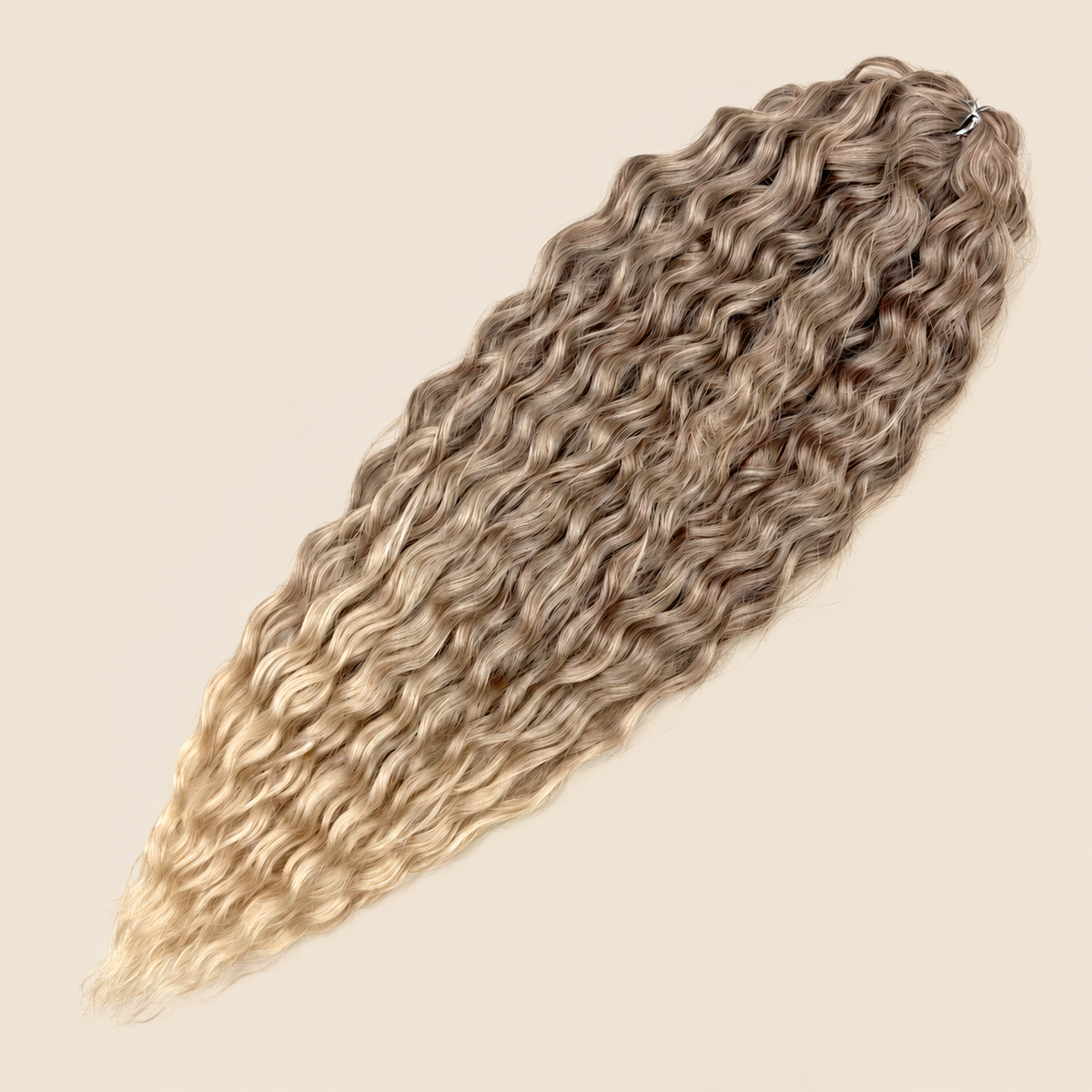 Ariel golvend kanekalon invlechthaar kleur T30B/24B op egale beige achtergrond