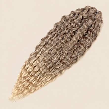 Ariel golvend kanekalon invlechthaar kleur T30B/24B op egale beige achtergrond