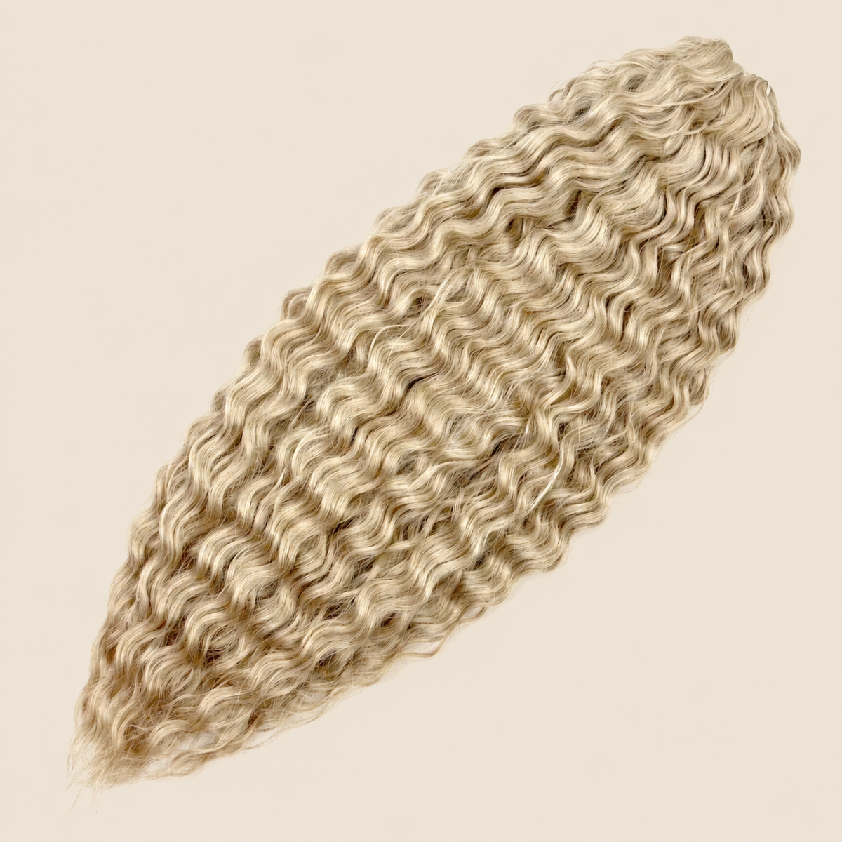 Ariel golvend kanekalon invlechthaar kleur 613F op egale beige achtergrond