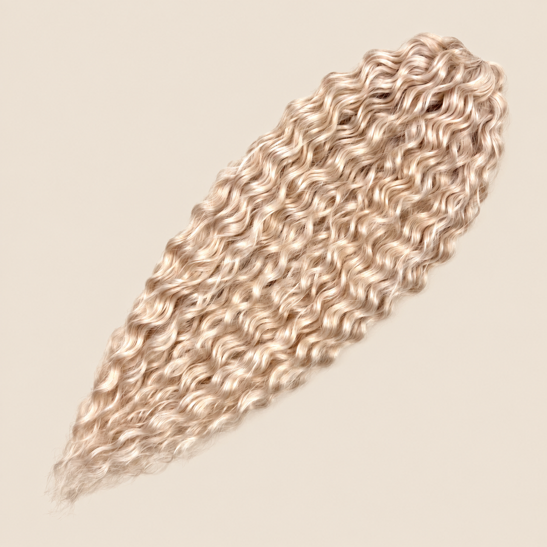 Ariel golvend kanekalon invlechthaar kleur Creamy op egale beige achtergrond