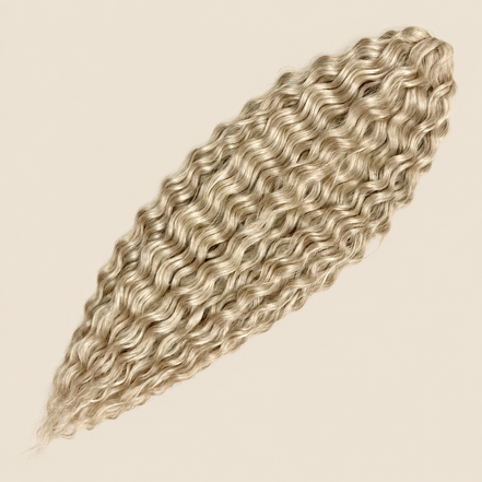 Ariel golvend kanekalon invlechthaar kleur Linen(59) op egale beige achtergrond