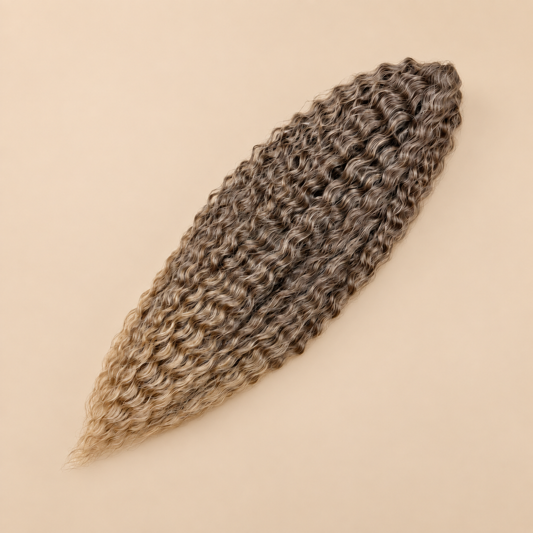 Ariel golvend kanekalon invlechthaar kleur T8/14A, 75 cm, 300 gram, op beige achtergrond