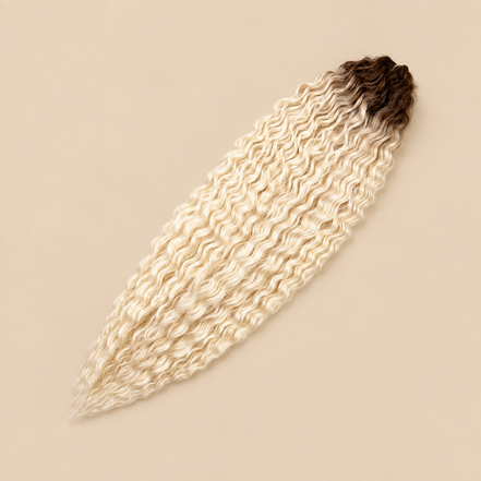 Ariel golvend kanekalon invlechthaar kleur TT-Linen(51), 75 cm, 300 gram, op beige achtergrond