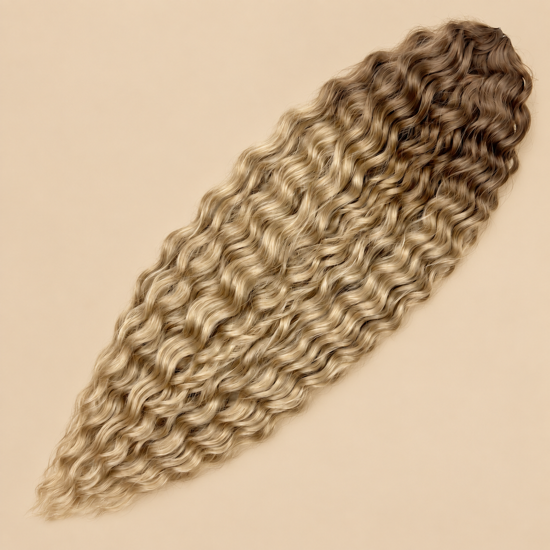 Ariel golvend kanekalon invlechthaar kleur TT10/24D, 75 cm, 300 gram, op beige achtergrond
