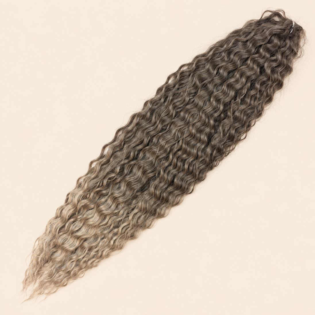 Ariel golvend kanekalon invlechthaar kleur T4/56A, 75 cm, 300 gram, op beige achtergrond