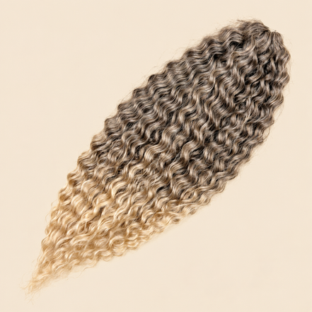 Ariel golvend kanekalon invlechthaar kleur T4/613F, 75 cm, 300 gram, op beige achtergrond