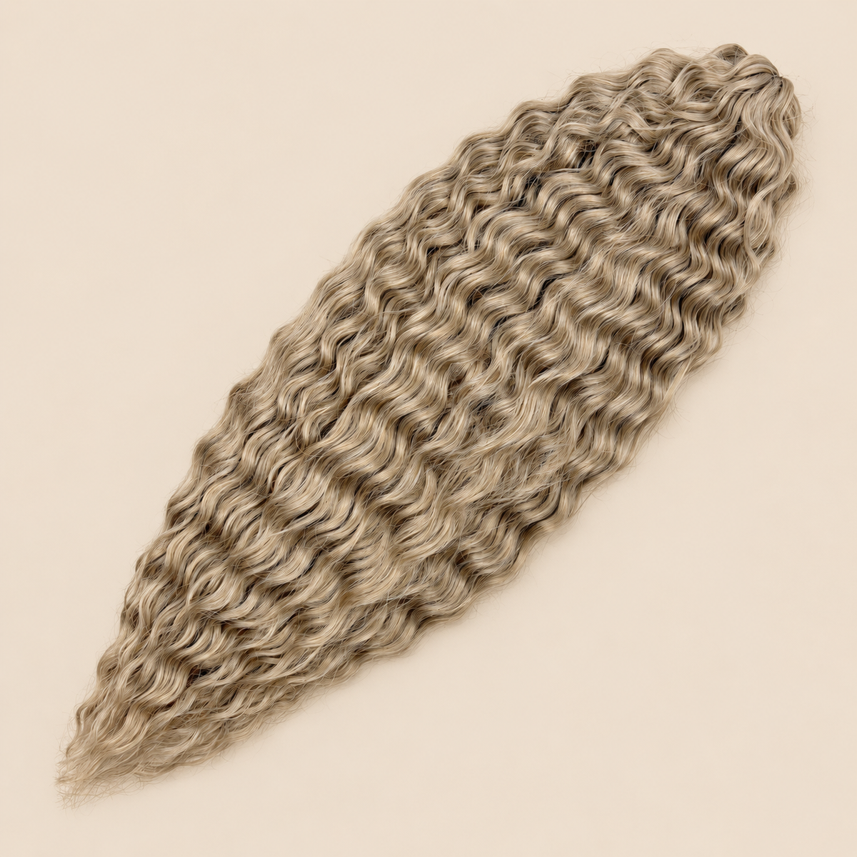 Ariel golvend kanekalon invlechthaar kleur 56A, 75 cm, 100 g op beige achtergrond