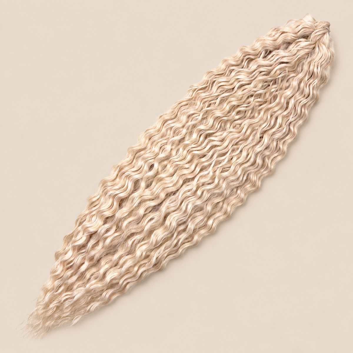 Ariel golvend kanekalon invlechthaar kleur 613A-2, 75 cm, 300 g op beige achtergrond