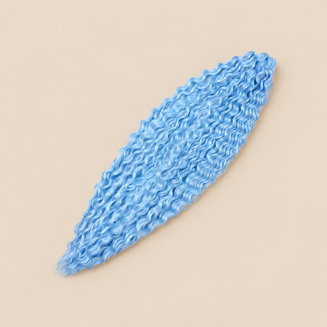 Ariel golvend kanekalon invlechthaar kleur JSBlue op egale beige achtergrond