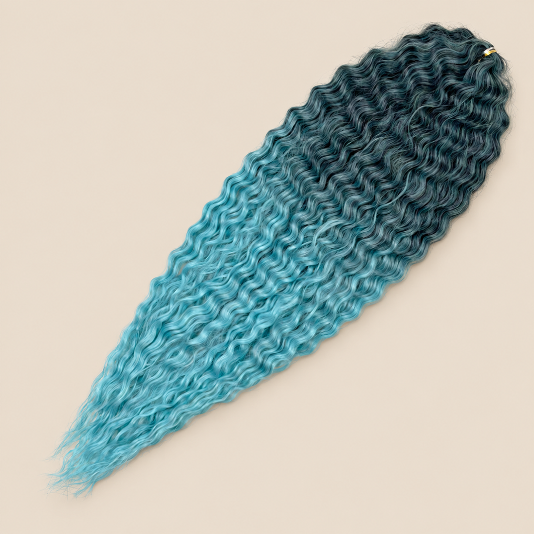 Ariel golvend kanekalon invlechthaar in petrol en turquoise, kleur T-GBblue25 / T-GBlue25, op beige achtergrond