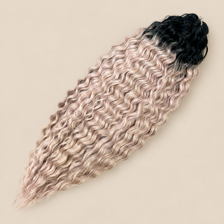 Ariel golvend kanekalon invlechthaar kleur TT1B/GPink28 op egale beige achtergrond