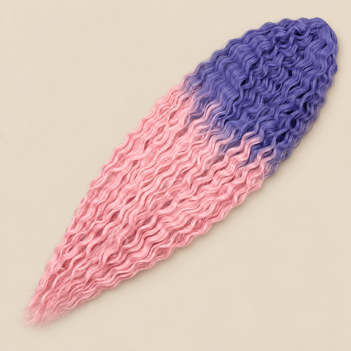 Ariel golvend kanekalon invlechthaar kleur TT-PP-PINK op egale beige achtergrond
