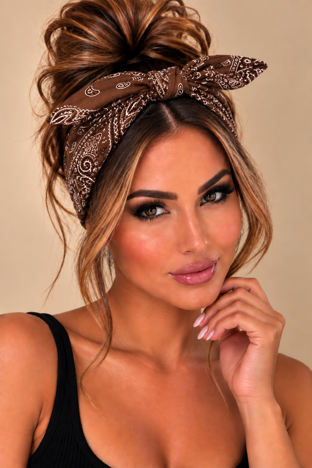 Bruine bandana haarband met paisley print gedragen door model