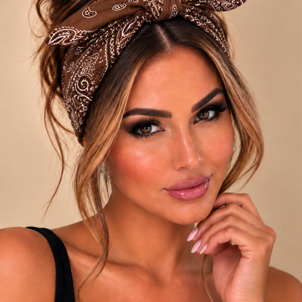 Bruine bandana haarband met paisley print gedragen door model