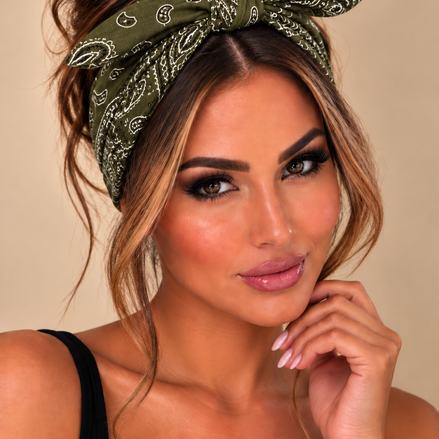 Groene bandana haarband met paisley print gedragen door model