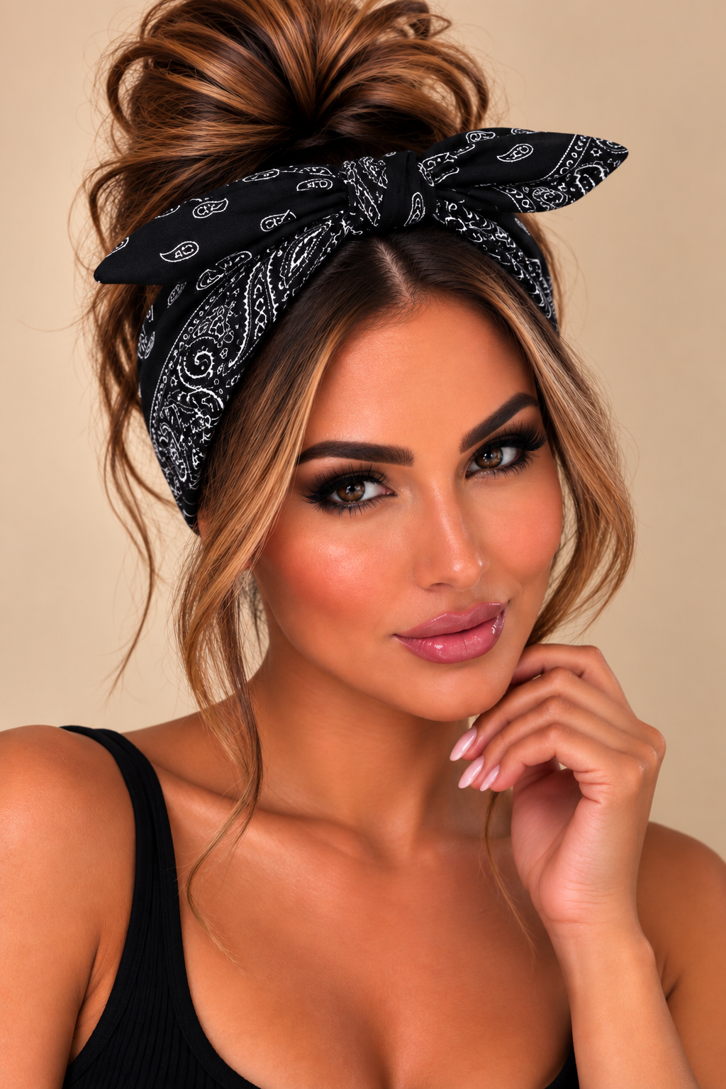 Zwarte bandana haarband met paisley print gedragen door model
