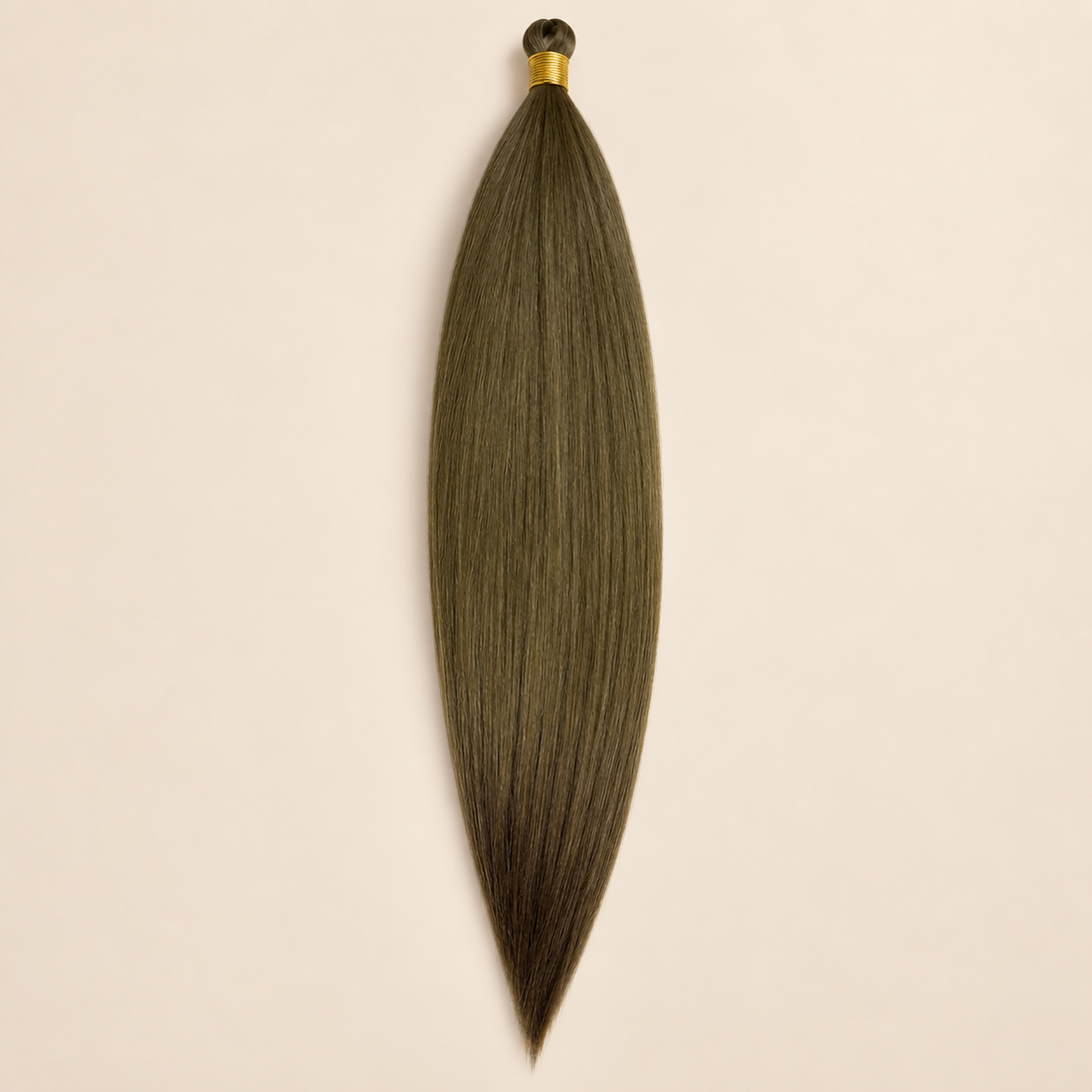 Steil BioProtein Kanekalon vlechthaar in kleur 18, 70 cm en 100 gram, op beige achtergrond