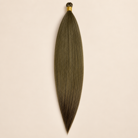 Steil BioProtein Kanekalon vlechthaar in kleur 18, 70 cm en 100 gram, op beige achtergrond