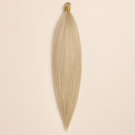 Steil BioProtein Kanekalon vlechthaar in kleur 22, 70 cm en 100 gram, op beige achtergrond