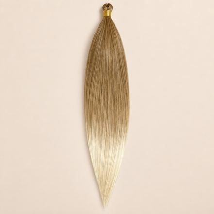 Steil BioProtein Kanekalon vlechthaar in kleur 27/613, 70 cm en 100 gram, op beige achtergrond