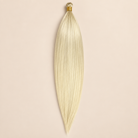 Steil BioProtein Kanekalon vlechthaar in kleur 613, 70 cm en 100 gram, op beige achtergrond