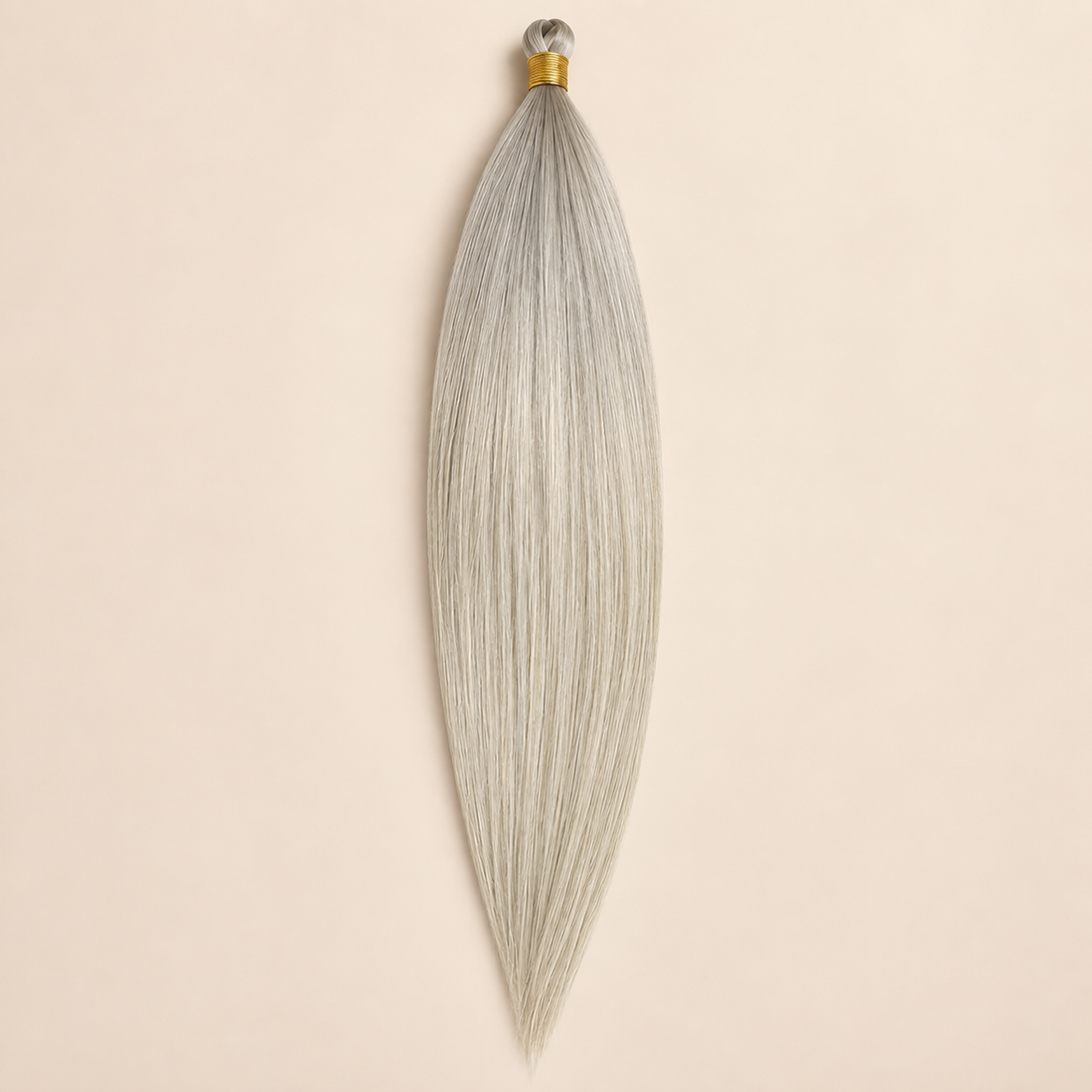 Steil BioProtein Kanekalon vlechthaar in kleur Silver Blonde, 70 cm en 100 gram, op beige achtergrond