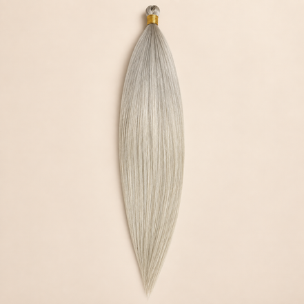 Steil BioProtein Kanekalon vlechthaar in kleur Silver Blonde, 70 cm en 100 gram, op beige achtergrond