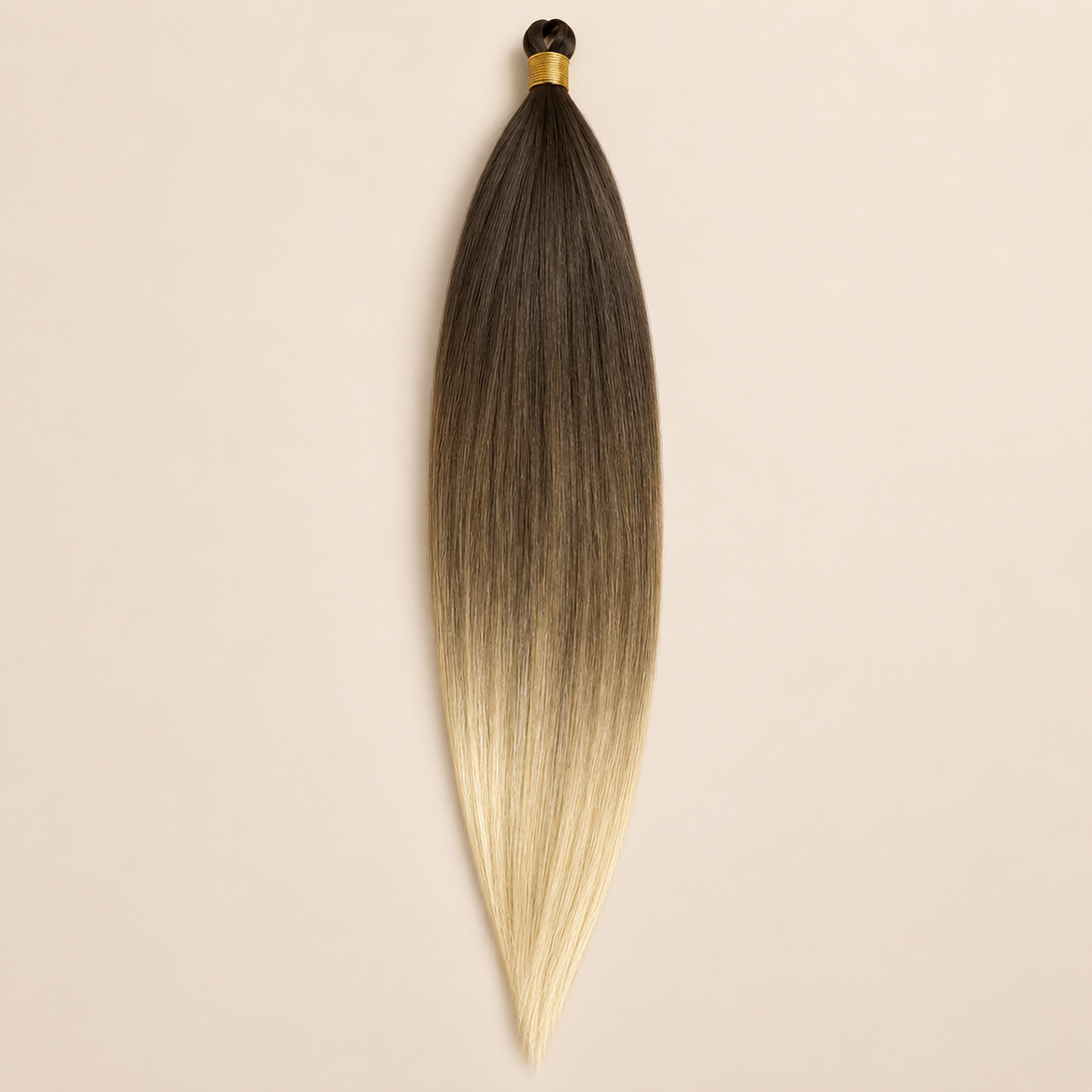 Steil BioProtein Kanekalon vlechthaar in kleur T2/27/613, 70 cm en 100 gram, op beige achtergrond