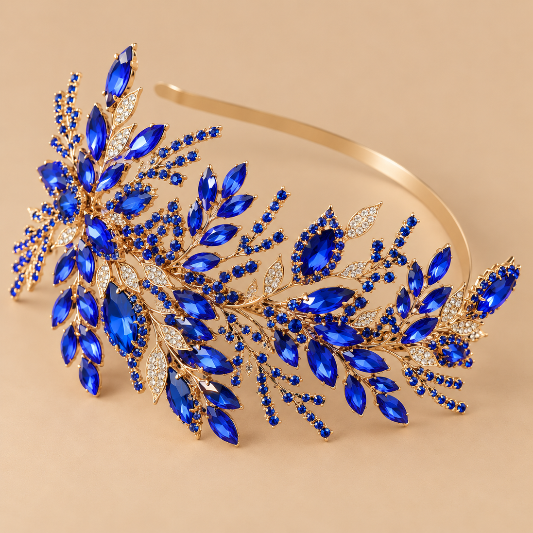 Blauwe kristallen bruidsdiadeem met gouden bladeren op beige achtergrond