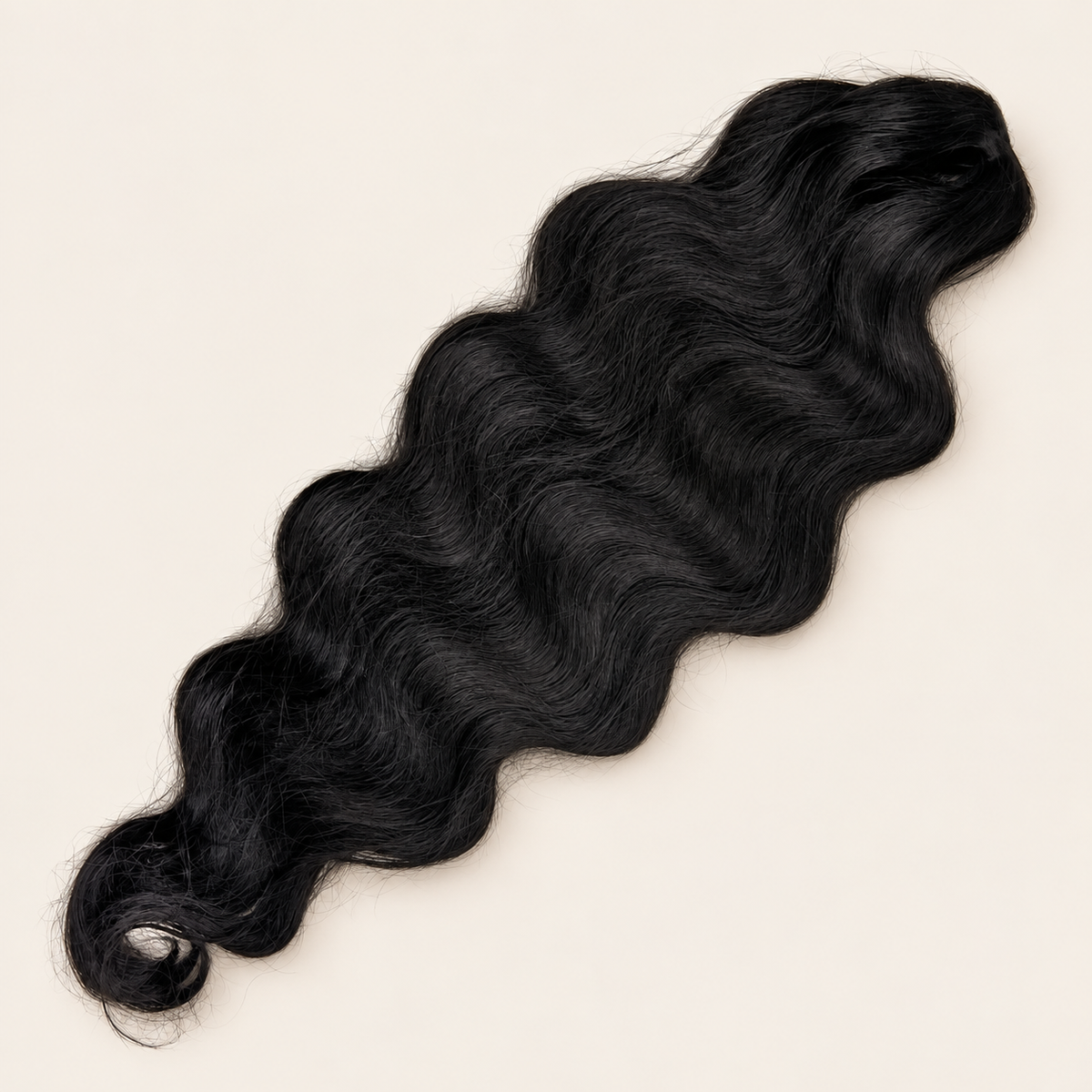 Body Wave golvend invlechthaar 60 cm, kleur 1B op beige achtergrond