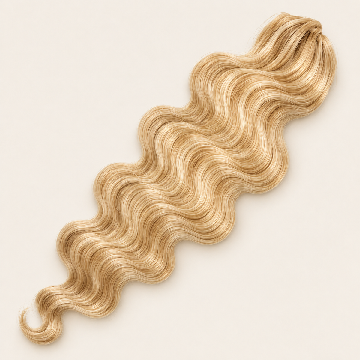 Body Wave golvend invlechthaar 60 cm, kleur 613F op beige achtergrond