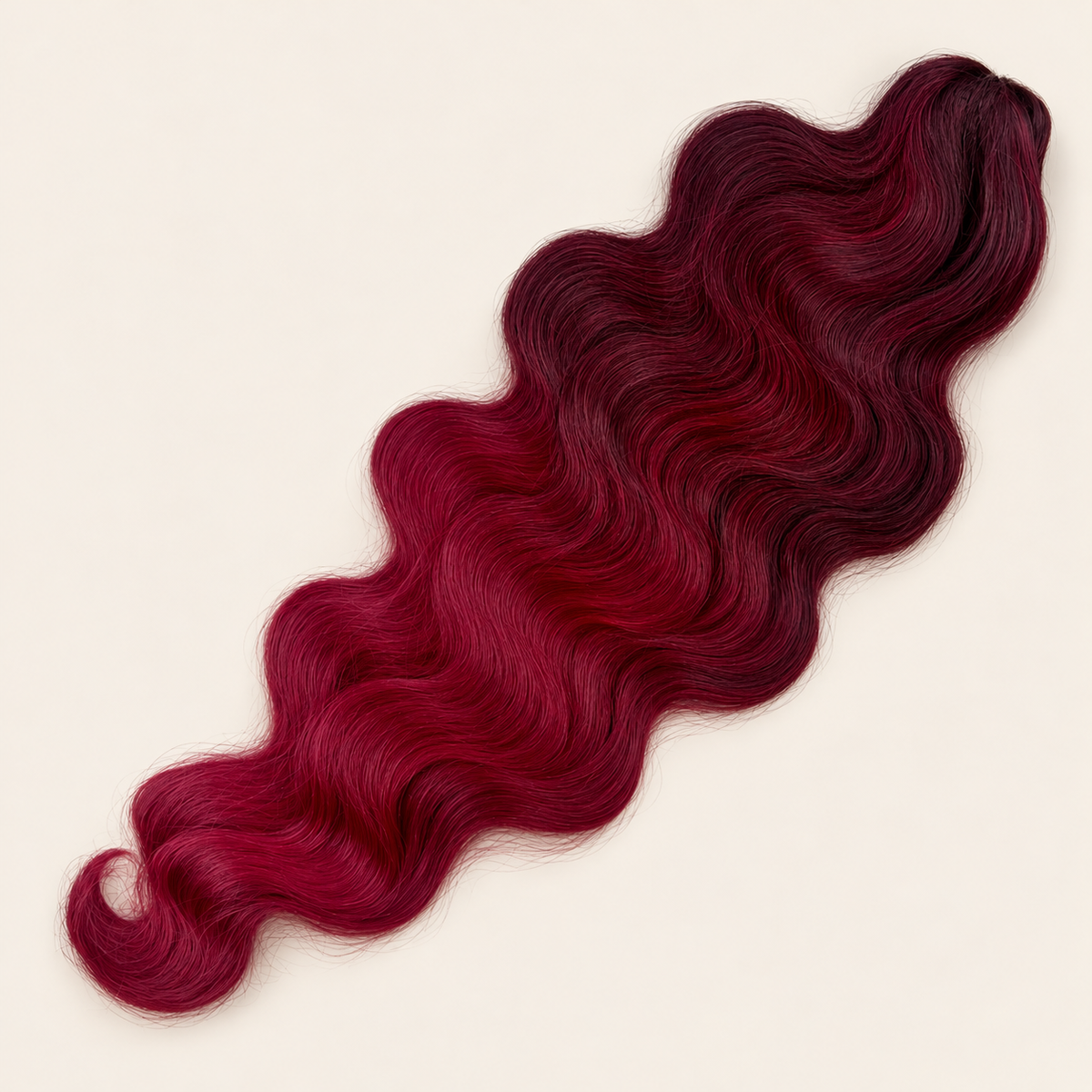 Body Wave golvend invlechthaar 60 cm, kleur T-Bred4 op beige achtergrond